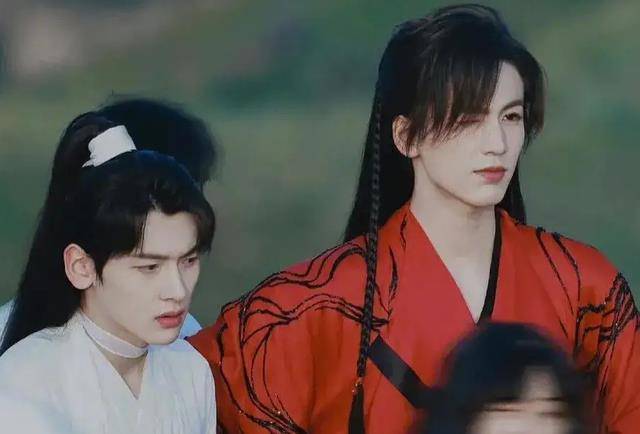 《吉星高照》大同杀青,谢怜花城再现身高差,城主的服装被批廉价_翟潇