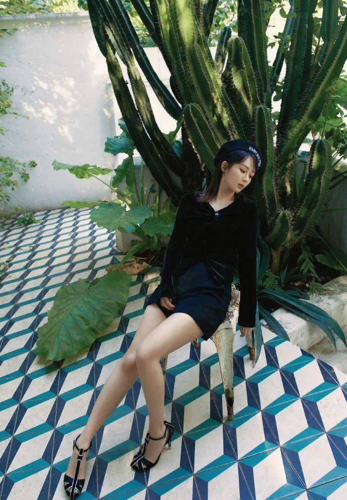 杨紫人美身材也好,一袭黑色紧身v领裙,戴贝雷帽甜美又温婉_造型_显得