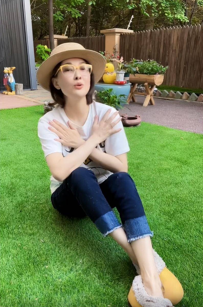 49岁牛莉晒素颜生活视频,戴白色帽子穿裙子十分减龄,笑容甜蜜_照片