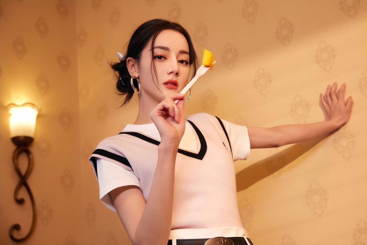 辟谣怀孕传闻后,迪丽热巴再晒美照甜如初恋,身材窈窕惹人羡_沙发_时候