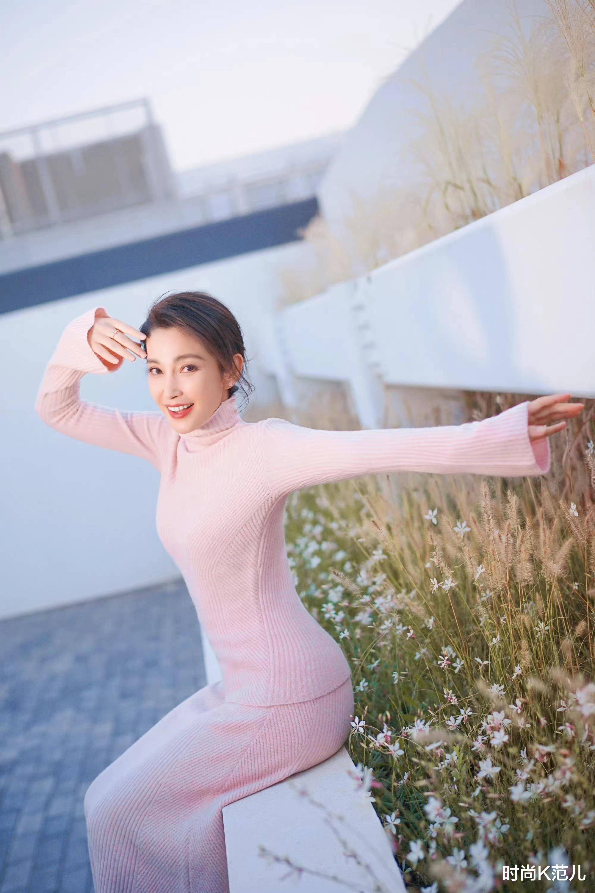 李冰冰状态太好了,穿粉色针织长裙温柔减龄,不像49岁!_气质_年龄_造型