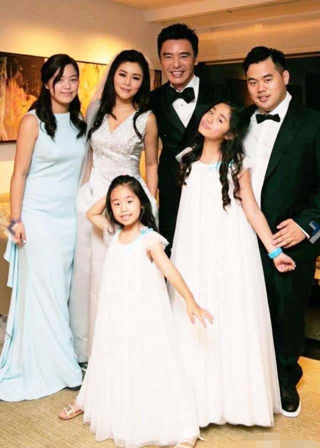 钟镇涛67岁生日获老婆晒恩爱夫妻合照示爱:守着陪着爱着你_范姜_女儿