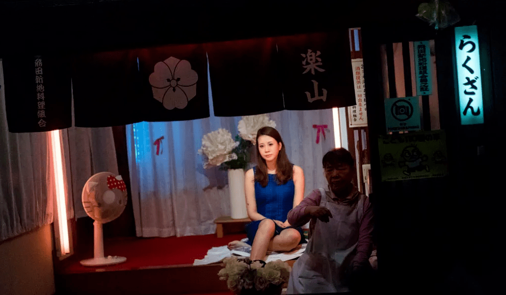 冲上热榜第2,风俗店"头牌"再就业,竟被日本人拍得如此好看