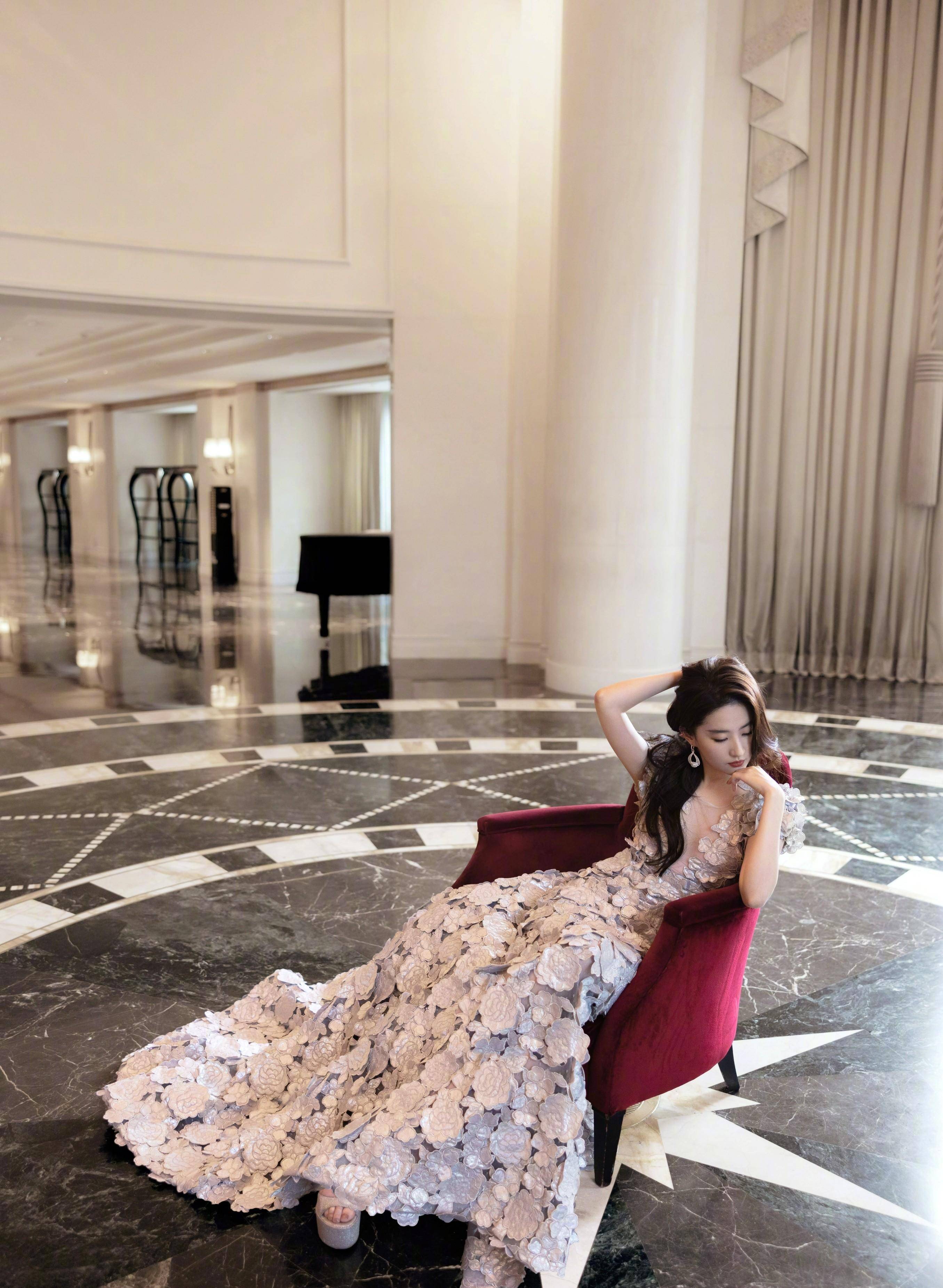 刘亦菲亮银色缀花长裙配大波浪卷,妩媚动人;修长身姿绰约温柔_美得