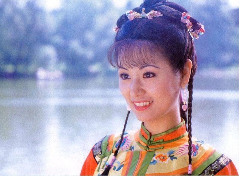 要说其中最知名的便是《还珠格格》当中,乾隆爷与大明湖畔的夏雨荷