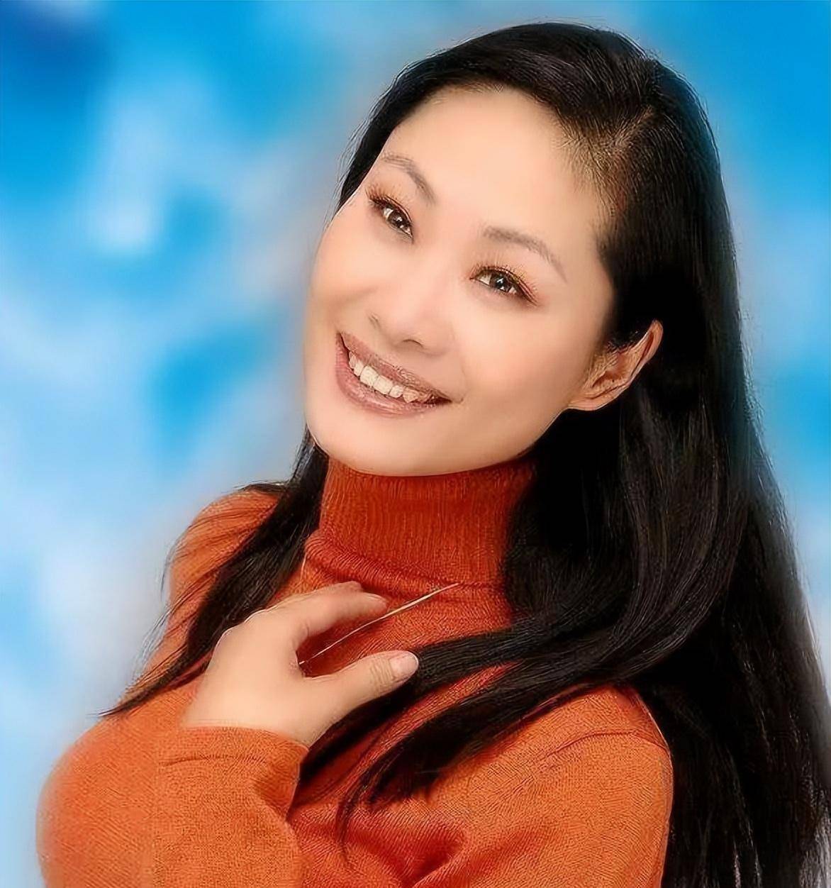 歌手于文华:第一段婚姻有遗憾,二婚嫁李年,58岁现身农村接地气_李凡