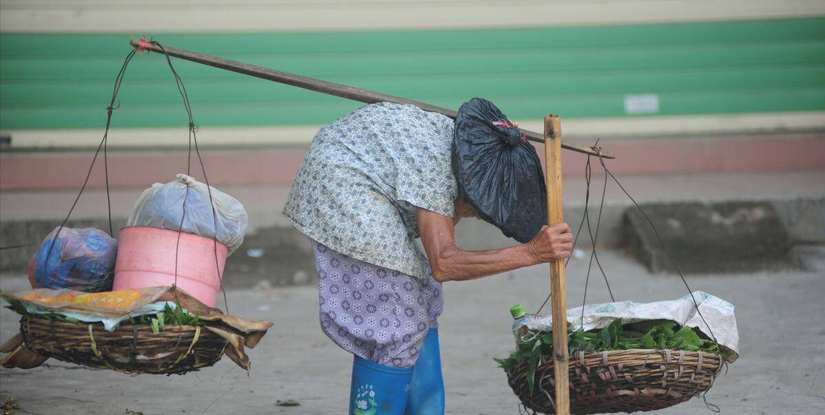 骨质疏松病情加重后,腰背疼痛使得患者出现脊柱变形,弯腰拱背的情况.