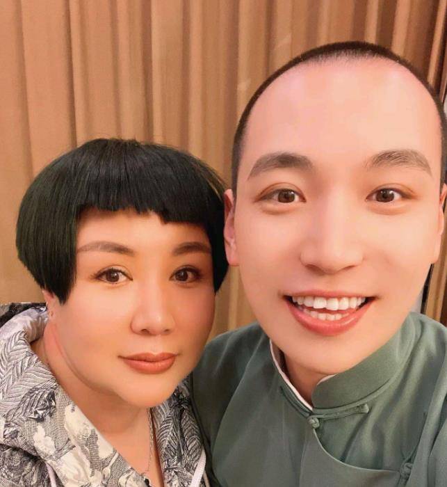 郭德纲妻子现身天津,戴百万名表双下巴明显,侯震当专职司机?