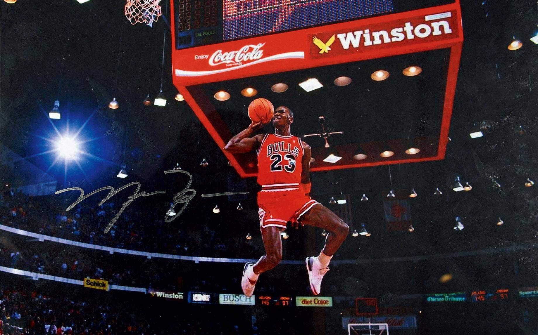 乔丹仿佛踩着空中的台阶,身上长着一对翅膀,在空中张开翅膀.