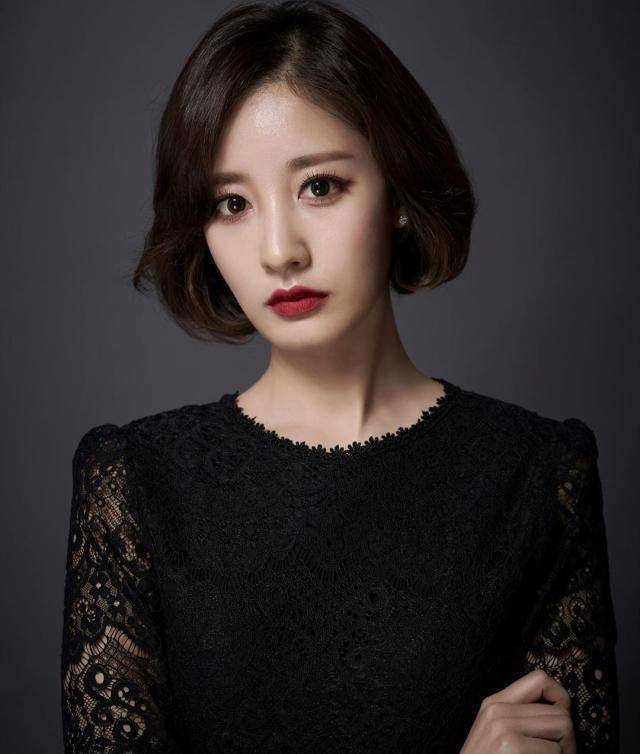 的造型,再加上妆容也是比较冷酷的感觉,而朴宥拉本身的皮肤就比较白皙