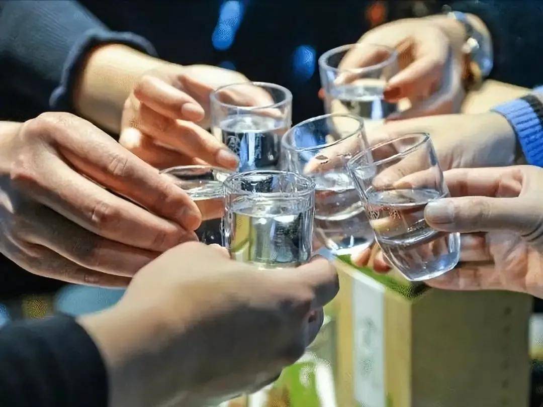 24名领导干部组团违规聚餐饮酒全被处理,多人被免职_培训_违纪_云南省