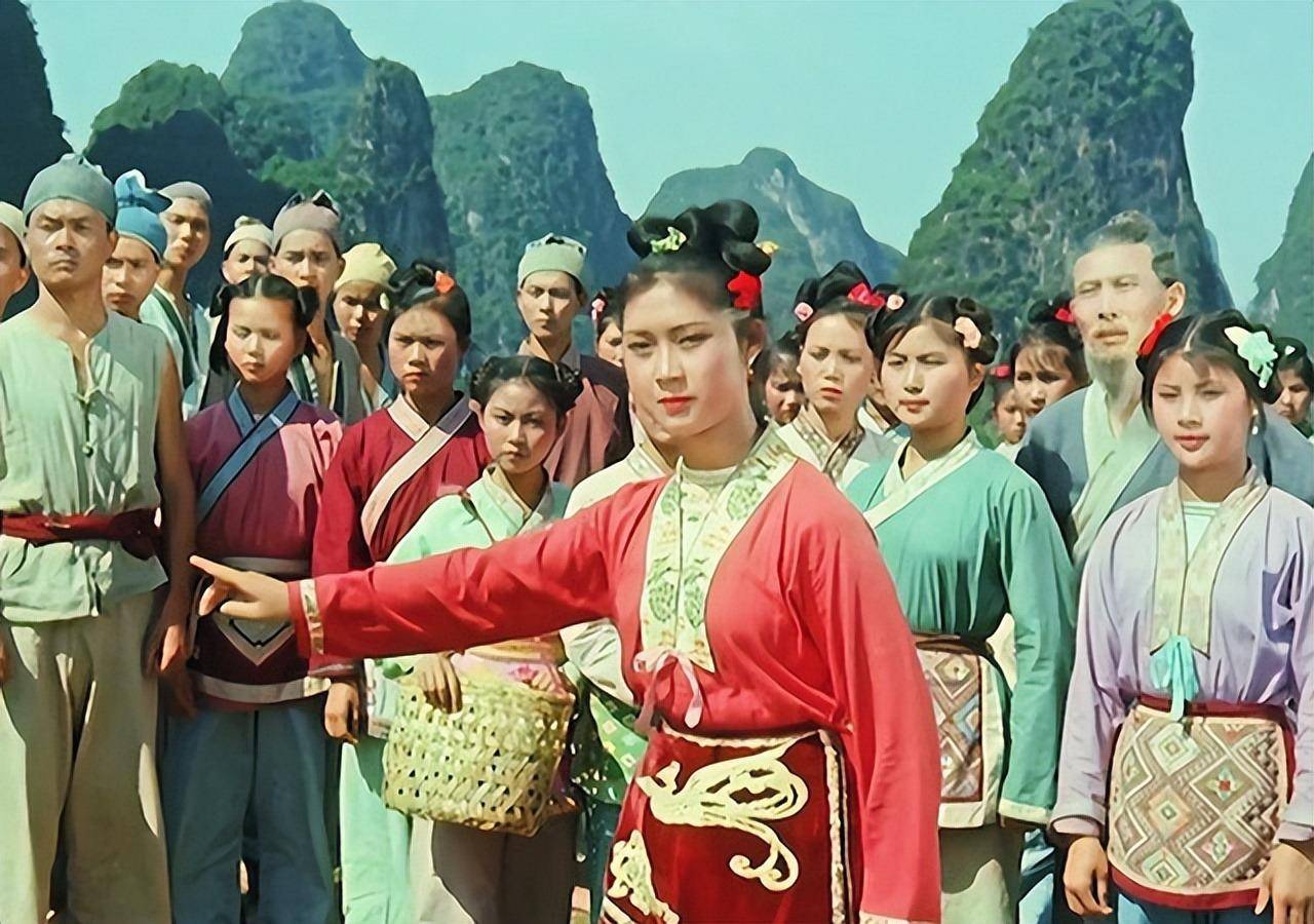 出生在广西桂林的黄婉秋,因出演风光音乐故事片《刘三姐》被观众所