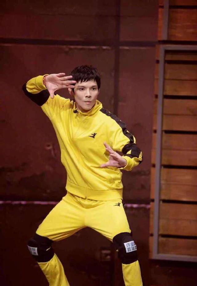 向佐打拳击被要求戴头盔,反问为何要戴——不愧是李连杰的徒弟!