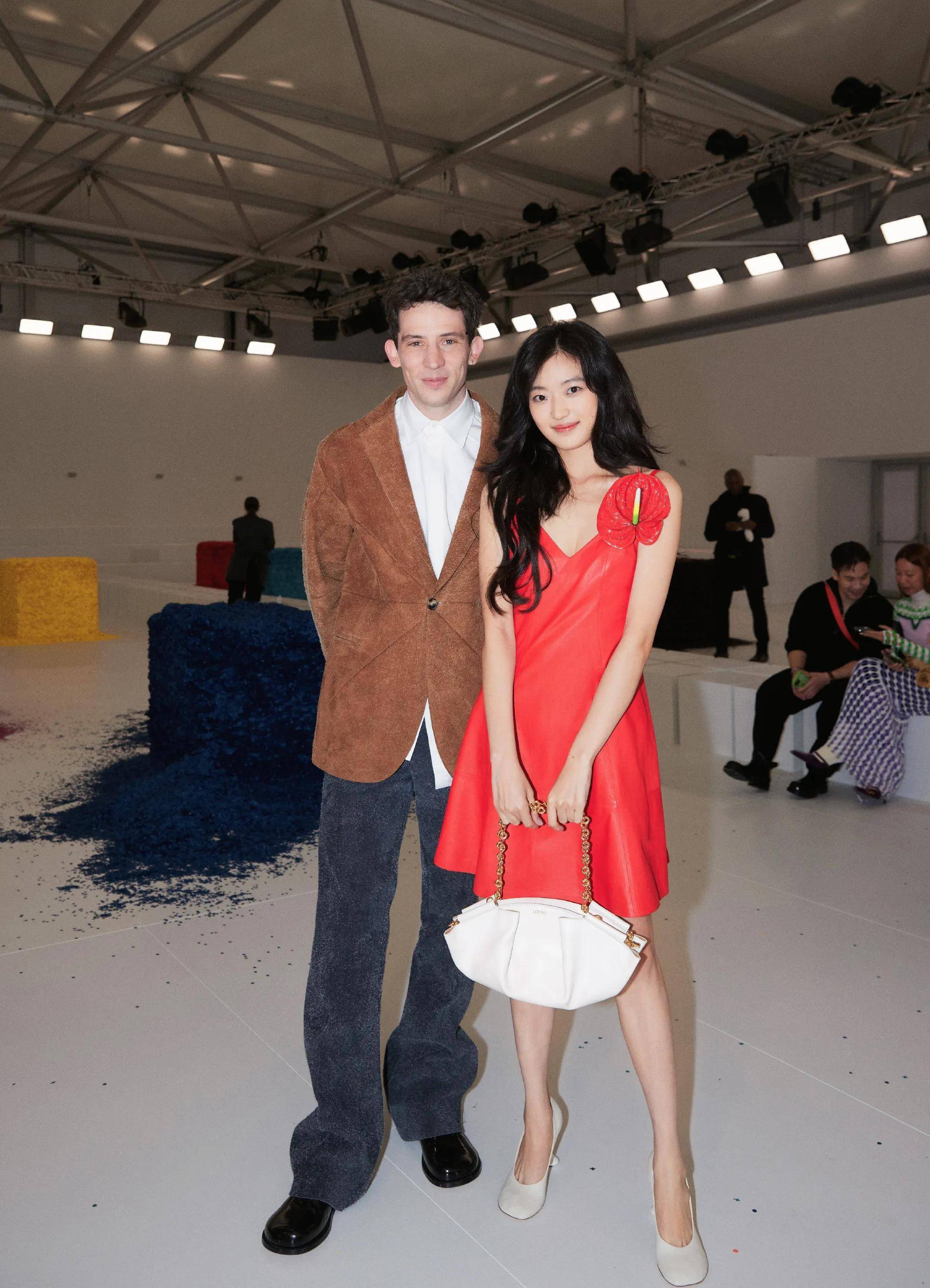 孙千和品牌方合影也不差,身高占了好大优势,和外国友人站一起还很和谐