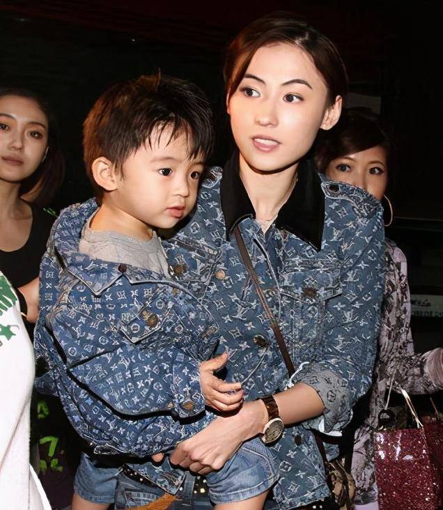 柏芝晒与长子亲密合照,被赞"整容式"长大,五官酷似谢霆锋_小林_lucas