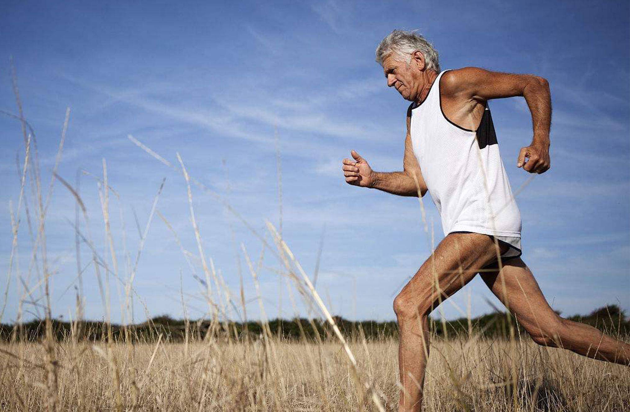 老年人走路好处多,每天走多少步最合适?