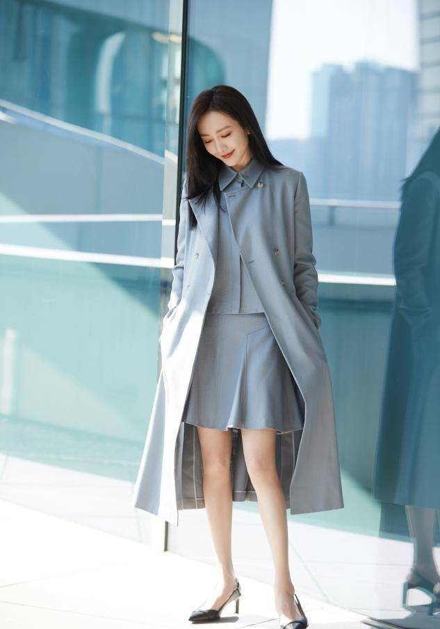 王鸥还是适合"御姐风",衬衫配蕾丝吊带大胆不系扣,还挺时髦_款式_颜色