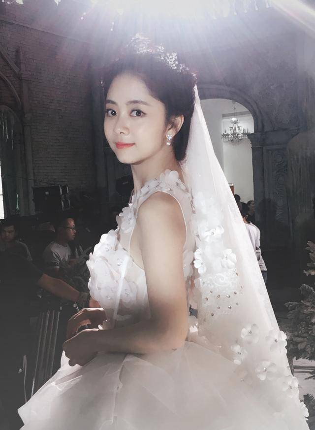 谭松韵新剧剧透,淡蓝色裙子搭配披肩长发,简直是逆龄生长!