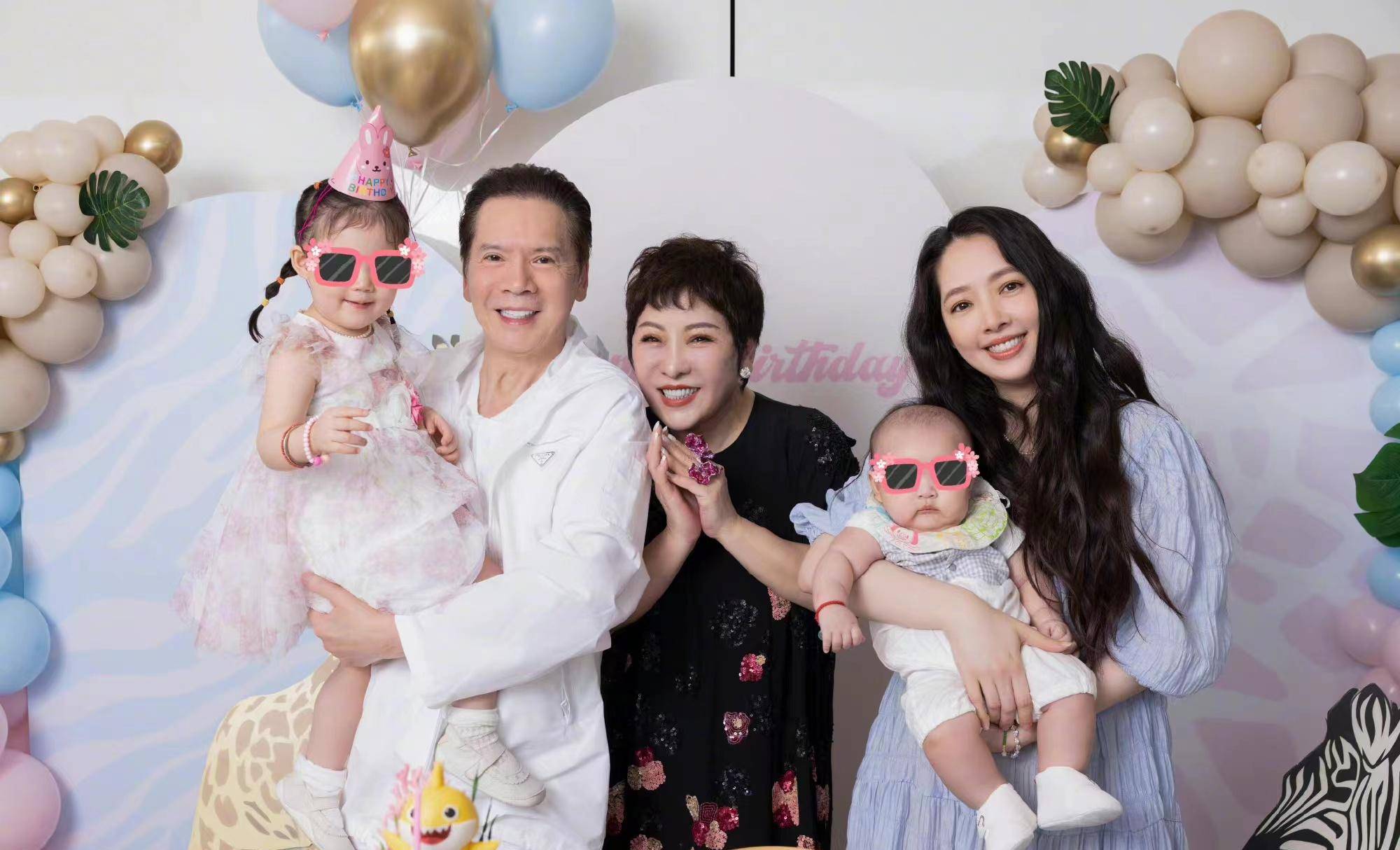 郭碧婷二胎百日宴合照曝光,烫一头波浪卷长发,温柔又优雅!