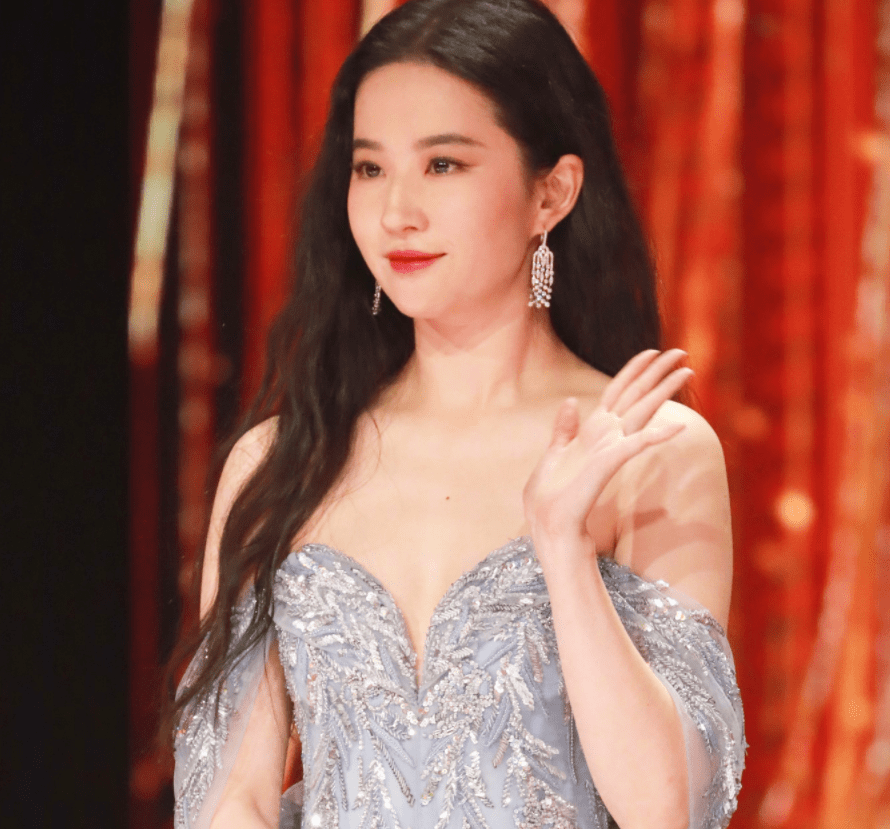 同样是高颅顶,当刘亦菲和鞠婧祎同台时,谁真谁假一目了然_五官_盛典