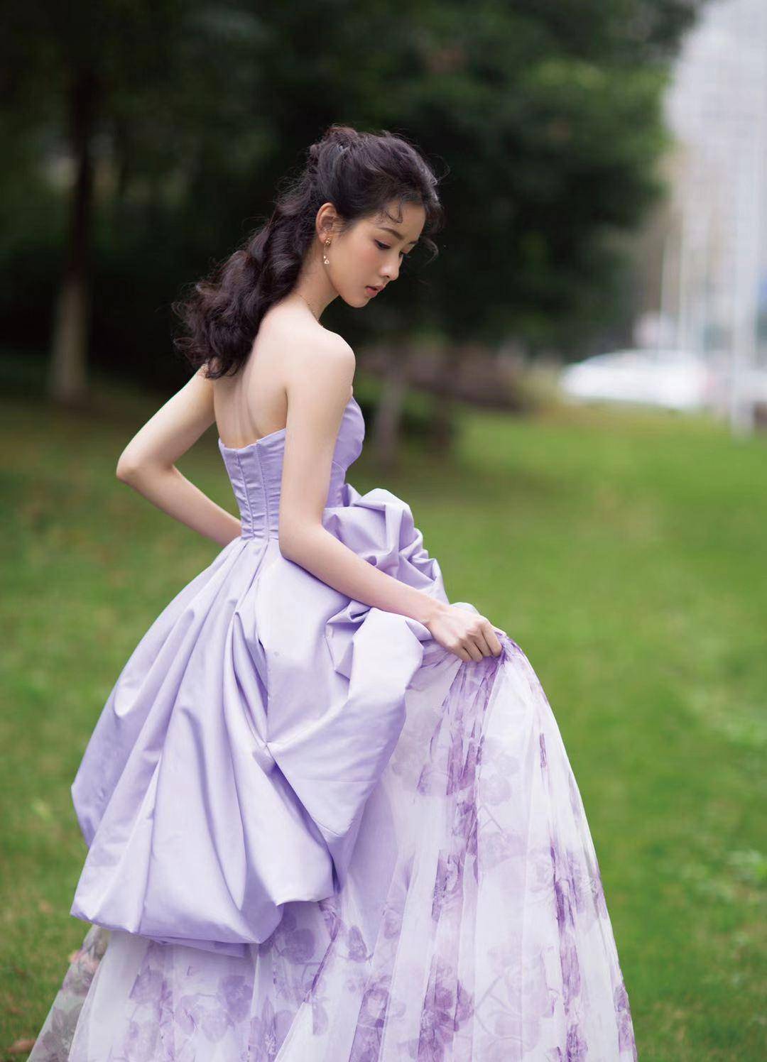 陈都灵凡尔赛造型上热搜,淡紫色抹身材裙宛如梦中精灵,清纯可人