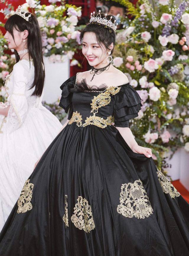 王艺瑾戴皇冠,穿炫酷黑宫廷风蓬蓬礼服裙,高贵优雅气质很是迷人