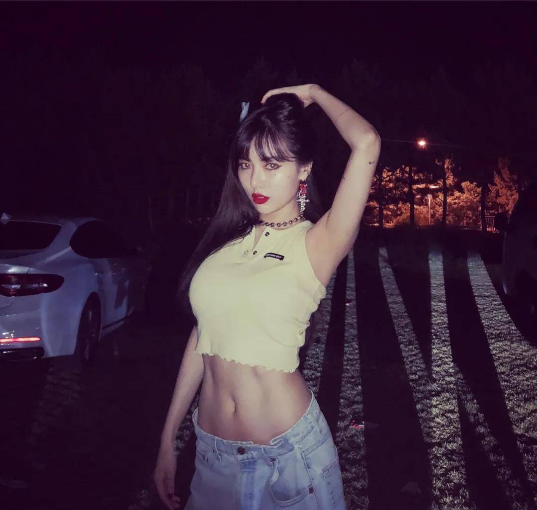 既少女又妩媚,不仅是细,还充斥着力量感,腹部肌肉紧致,马甲线,腹肌