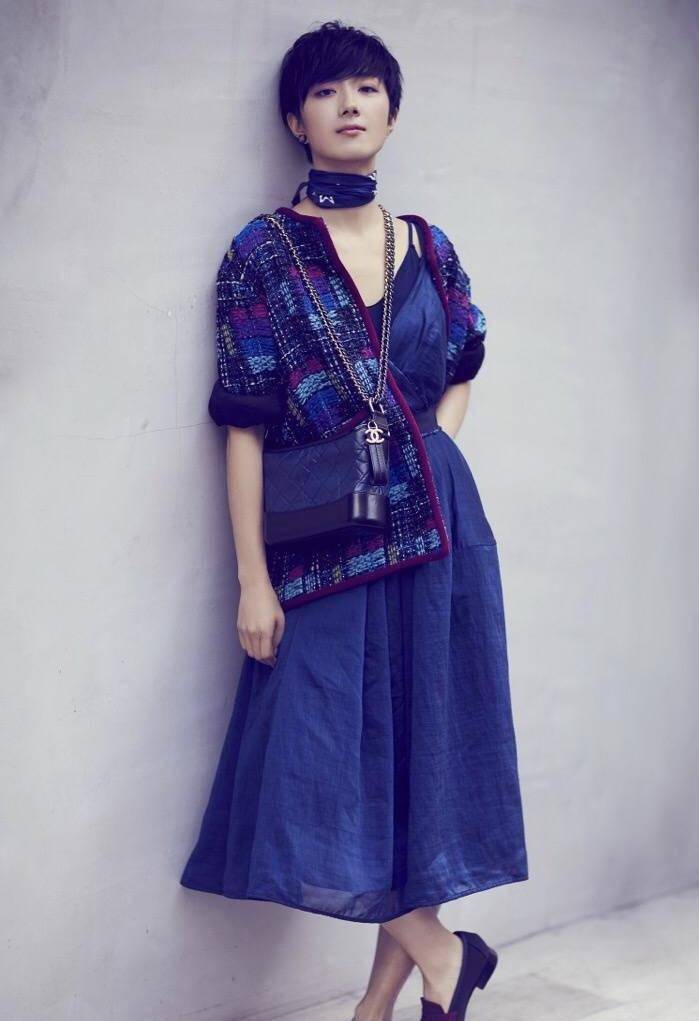 37对桂纶镁一改清纯模样,利落短发搭配阔腿西装,御姐范十足_显得_款式