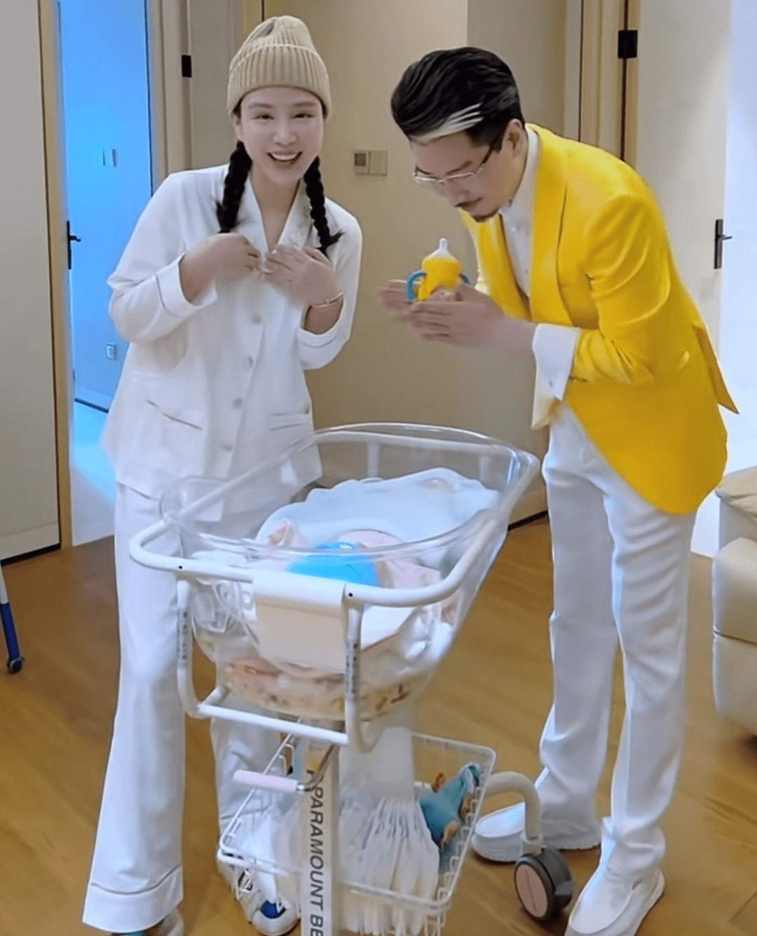 国岳夫妇疑遭道德绑架,直播被喊话捐款烧伤男孩,紧急下播去医院_献