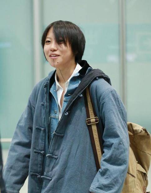 24岁窦靖童晒自拍照,罕见及肩长发造型颇有韵味,网友直呼太美了_黑色