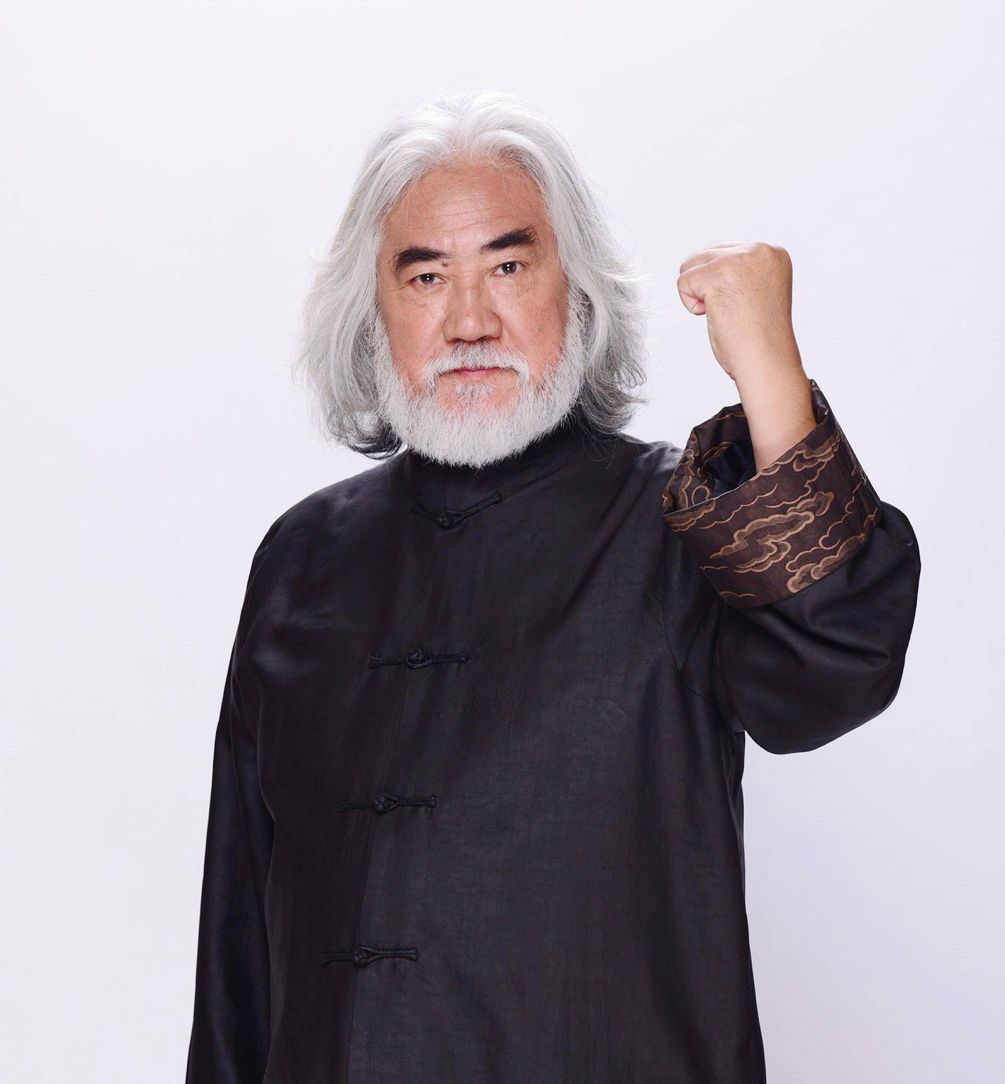 69岁老哥晒结婚证,首次对外承认再婚,娇妻被曝比其小