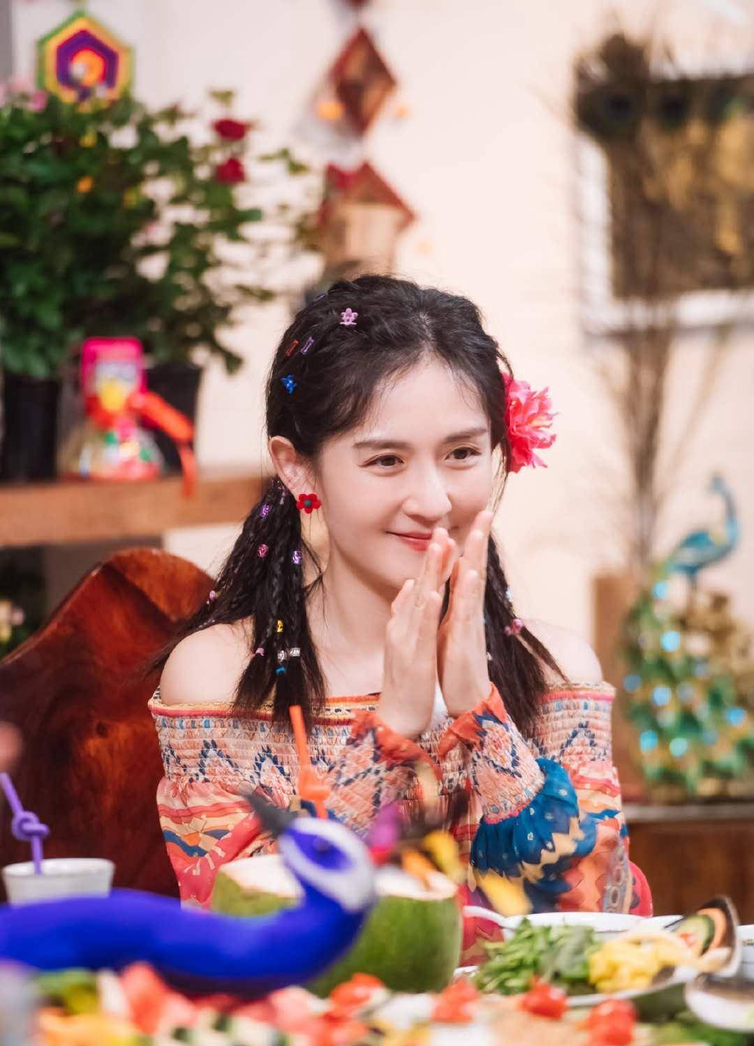 谢娜携妻子团出游,蓝色印花裙搭配麻花辫,吸睛亮眼美成少女!