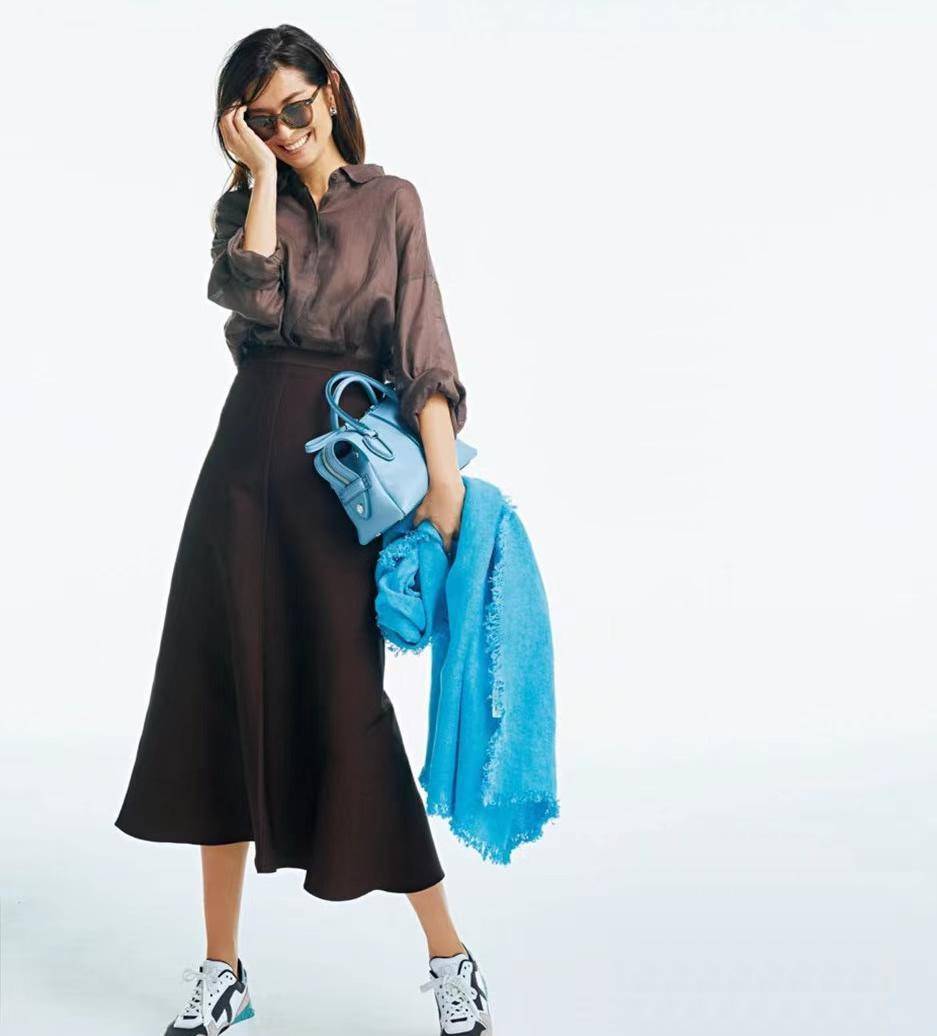 又被"夜配色"圈粉了!棕蓝配的3种穿搭,堪比高级大片_蓝色_棕色_夏天