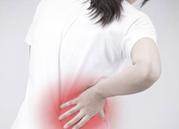 如果发现自己经常出现后背疼痛的感觉,就可以尝试触诊一下胸椎的棘突