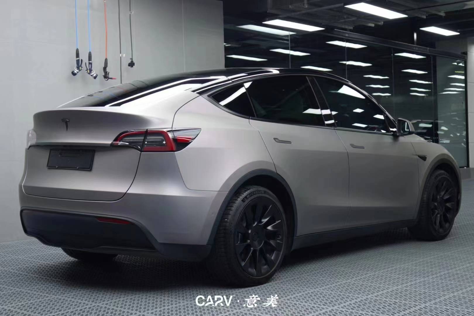 特斯拉modely卡孚改色膜白金卡普里灰紫,紫色即浪漫_搜狐汽车_搜狐网