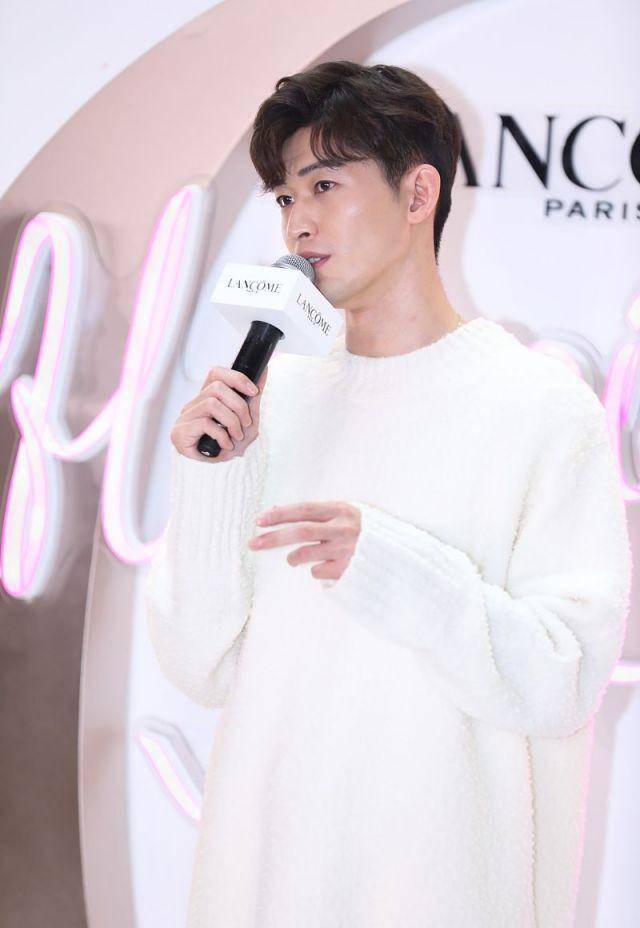 35岁张翰出席活动,一身白衣帅气清爽,温柔笑容迷倒一片粉丝_形象_观众