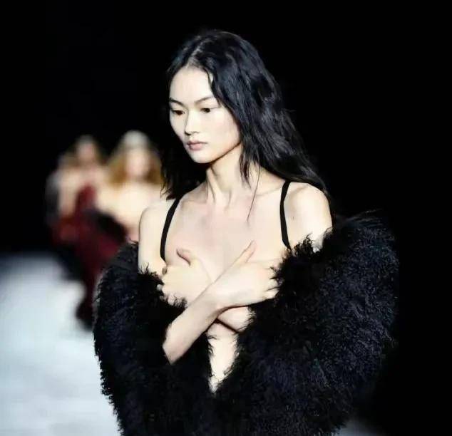 刘雯的肩带式礼服已经够前沿了,贺聪真空手捂走秀,更加颠覆想象_时装