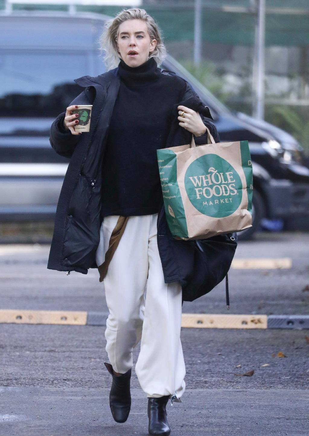 32岁"白寡妇"凡妮莎·柯比出街照!