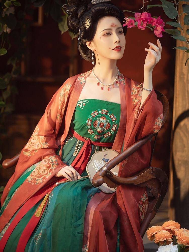 别的不说,就服我汉服的"大红配大绿"_色彩_造型_红色