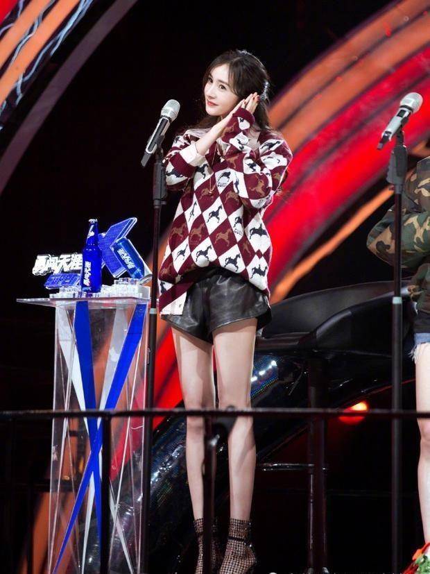 无愧是"时尚女王"驾驭"下衣失踪"衣品出众"筷子腿"吸睛_杨幂_女明星