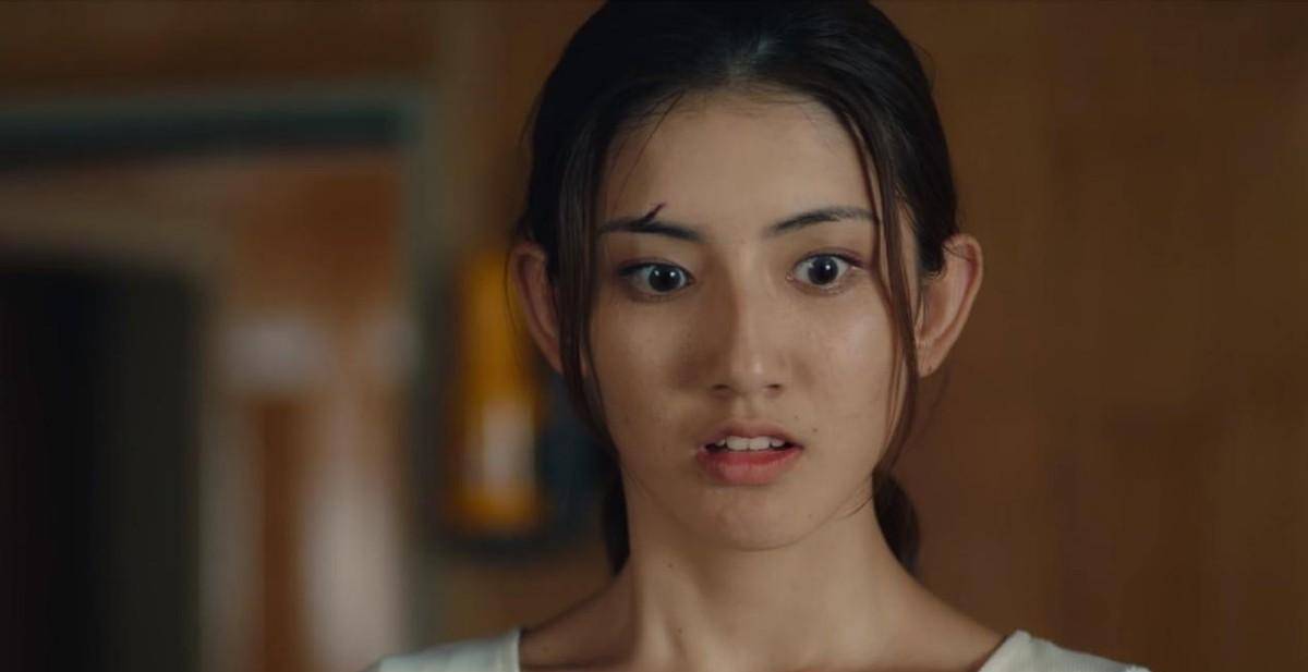 比如伊米娜饰演的女主角黛米,就是一个十足的理想主义者,她秉持着做