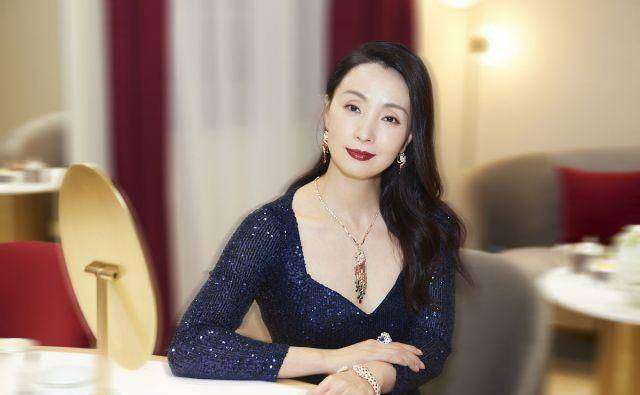 47岁陶虹精致妆容亮相,身材纤细如少女,生下女儿后只接拍好戏_宋倩