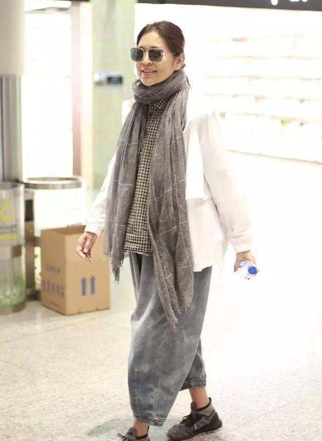 倪萍漂亮扮成古装少女,陈红也发了福,两个人越来越像_感觉_裙子_年龄