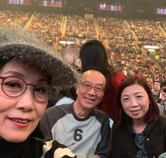 72岁汪明荃晒老友照,林子祥满头白发仍精神奕奕,两人激动手握手_lam