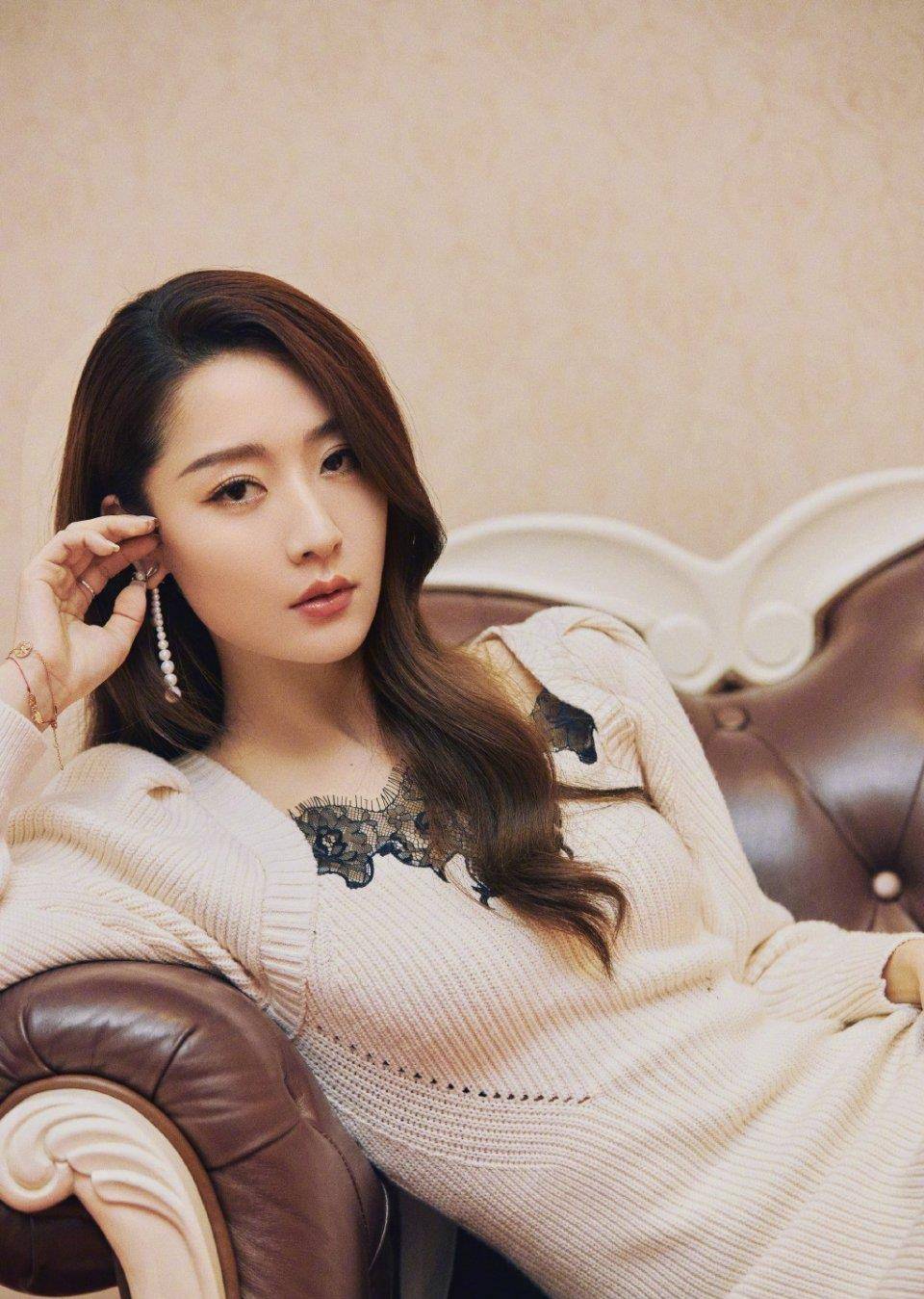 白冰"偷穿"刘雯裙子后续:霍汶希回应,却无视损失惨重的大表姐_高定