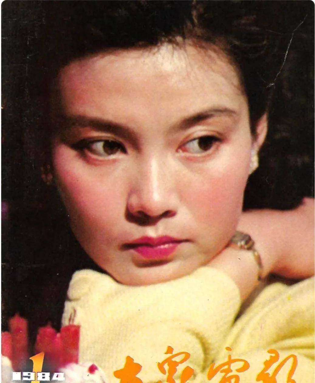 1984年第1期《大众电影》封面是电影《寒夜》剧照,潘虹饰演曾树生1984