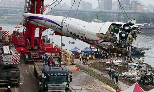 机长按错一按钮,致264人遇难,座舱长是陈建州的父亲_飞机_飞行员_事故