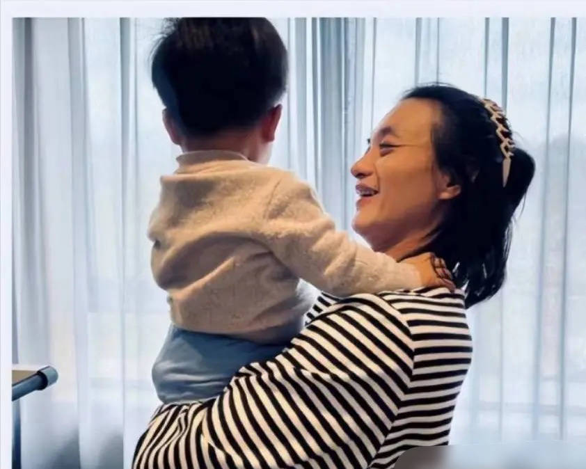 朱丹儿子正脸照首次曝光 小团子紧粘妈妈玉雪可爱_周一围_孩子_野菜