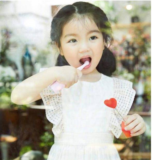 登上杂志的小童星，饺子鬼马阿拉蕾仙女范，她是行走的偶像剧女主
