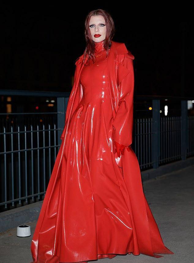 侃爷前任朱莉娅·福克斯乳胶长裙,上演血色诱惑_红色_时装周_穿着